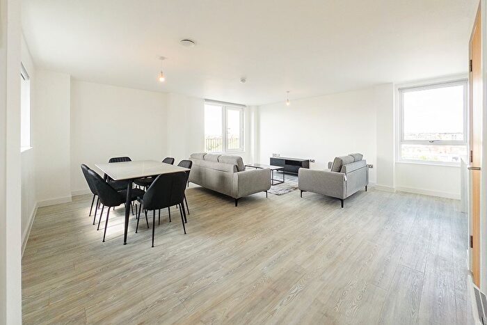 3 Bedroom Flat To Rent In Middlewood Plaza, Craven Street, Salford, M5