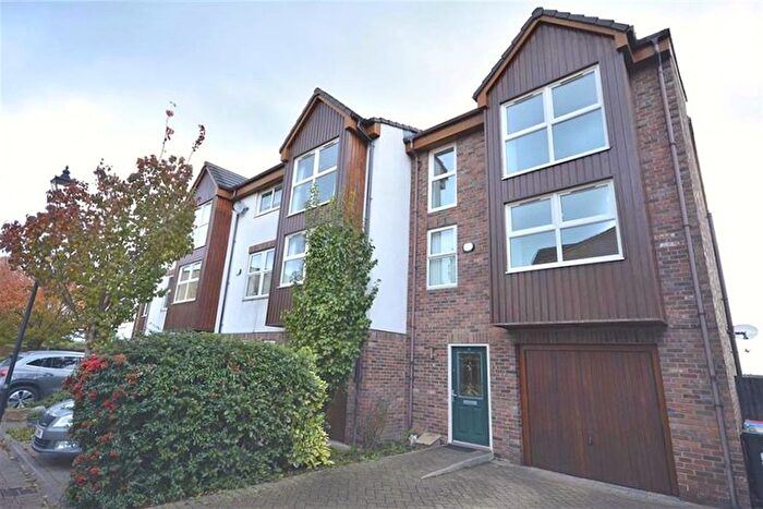 3 Bedroom Town House To Rent In The Rock Court, Frodsham, WA6