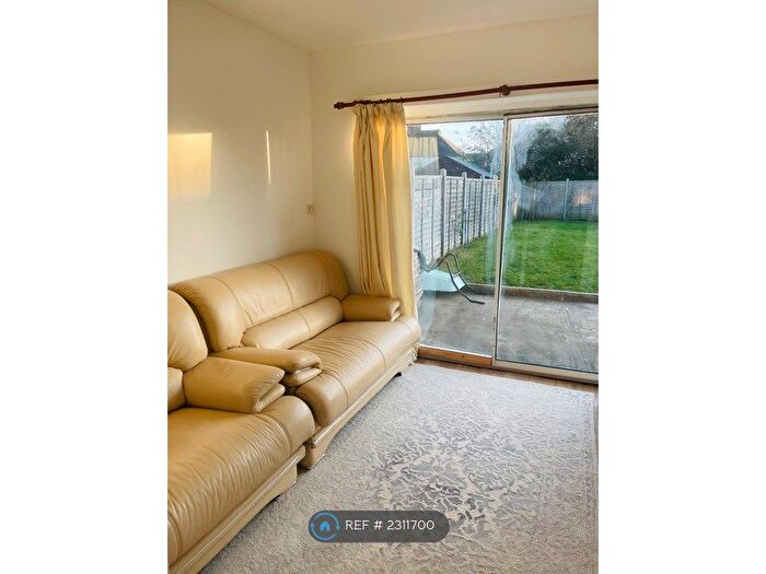 1 Bedroom Flat To Rent In Warren Road, Twickenham, TW2