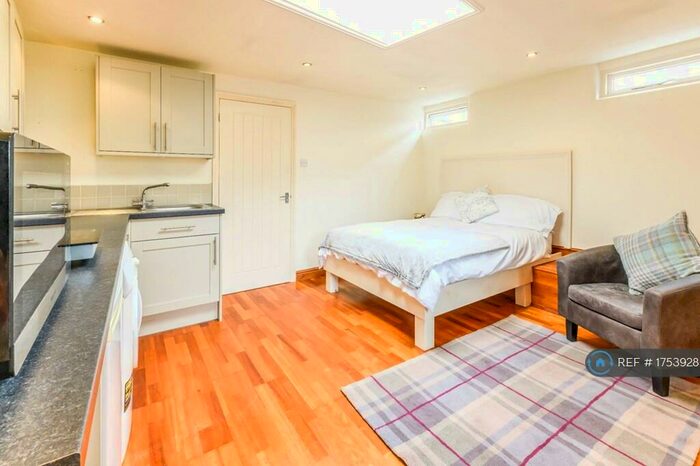 Studio To Rent In Floor Priors Walk, Wimborne, BH21