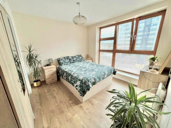 3 Bedroom Flat To Rent In The Plaza, Anvil Street, Bristol, BS2