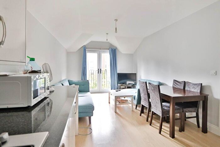 2 Bedroom Flat To Rent In Alric Avenue, New Malden, KT3