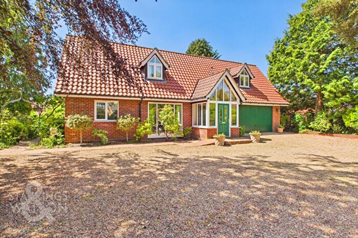 4 Bedroom Chalet For Sale In Woodbastwick Road, Blofield Heath, Norwich, NR13