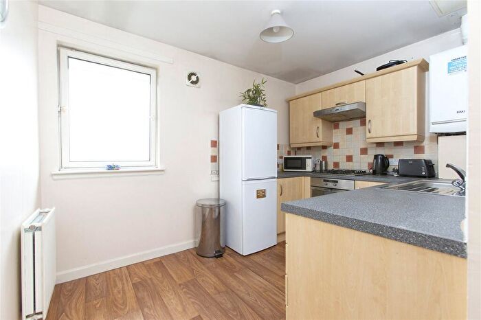 3 Bedroom Flat To Rent In Dryden Gait, Edinburgh, EH7