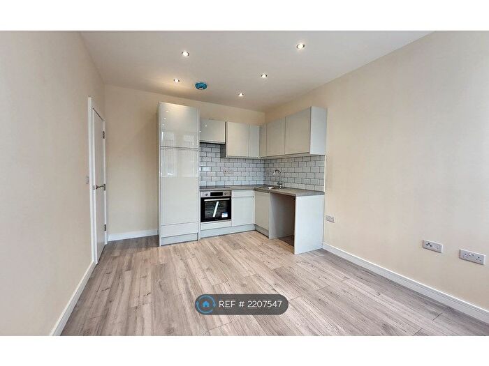 2 Bedroom Flat To Rent In Rochdale, Rochdale, OL12