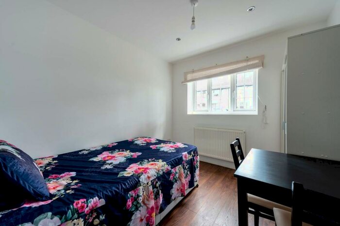 Studio To Rent In Long Walk, New Malden, KT3