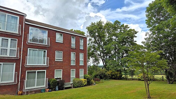 2 Bedroom Flat For Sale In Roundhedge Way, Enfield, EN2