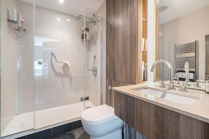 2 Bedroom Flat For Sale In Camberwell Grove, Camberwell, London, SE5
