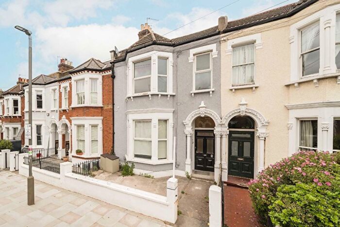 2 Bedroom Flat To Rent In Carminia Road, Balham, SW17