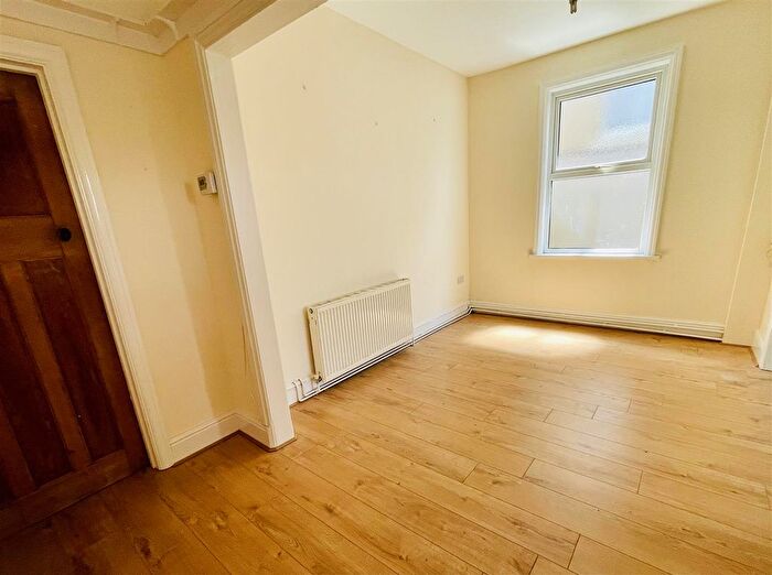 2 Bedroom Bungalow For Sale In Singleton Road, Upper Tumble, Llanelli, SA14