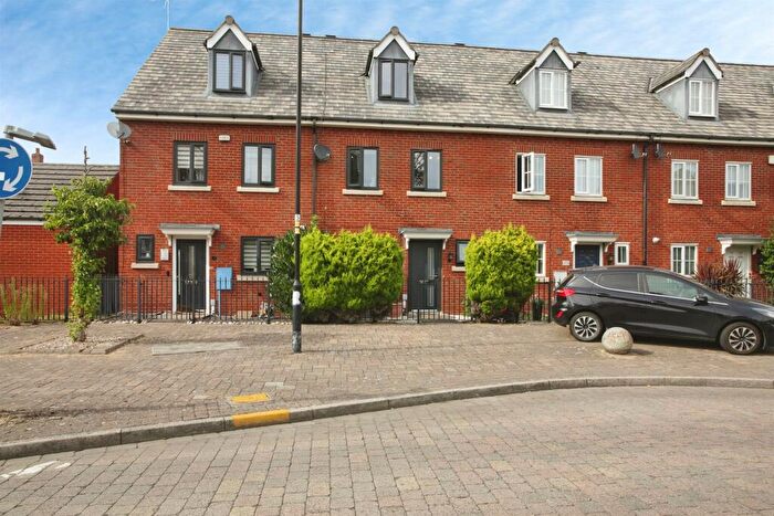 3 Bedroom Town House For Sale In Stonechat Road, Rugby, CV23