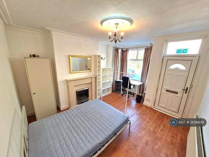 4 Bedroom End Of Terrace House To Rent In City Road, Sheffield, S2