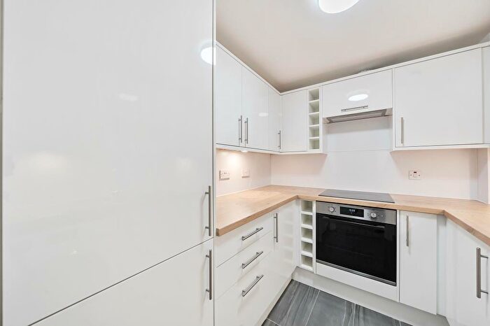 2 Bedroom Apartment To Rent In Station Road, Henley, RG9