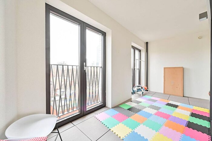 3 Bedroom Flat To Rent In St Georges Circus, Elephant And Castle, London, SE1