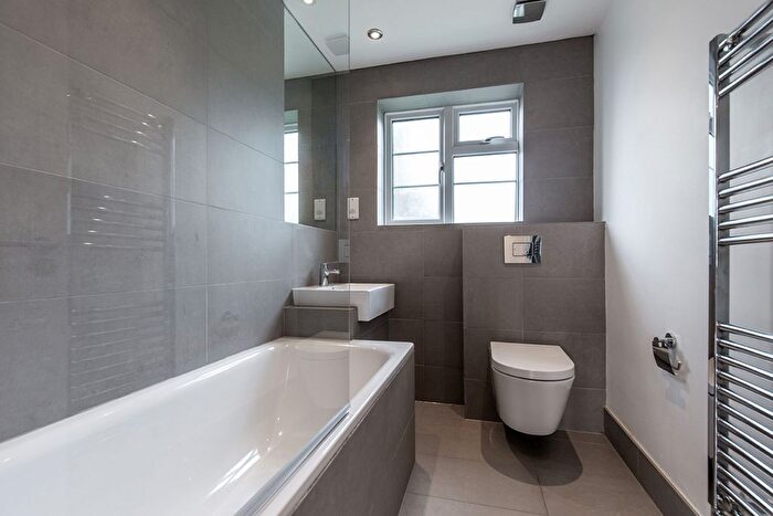 2 Bedroom Flat To Rent In Avenue Road, London, N14