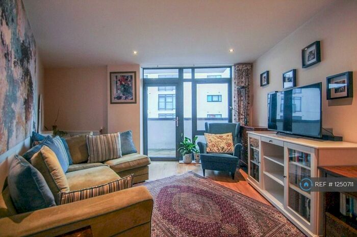 2 Bedroom Flat To Rent In Powell House, Enfield, EN1