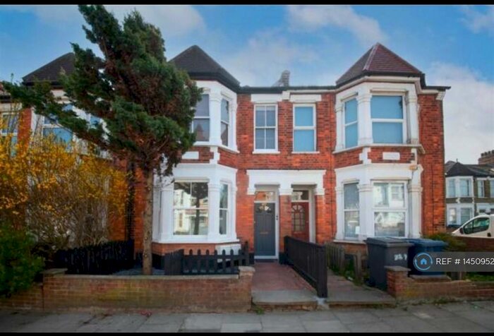 2 Bedroom Flat To Rent In Squires Lane, London, N3