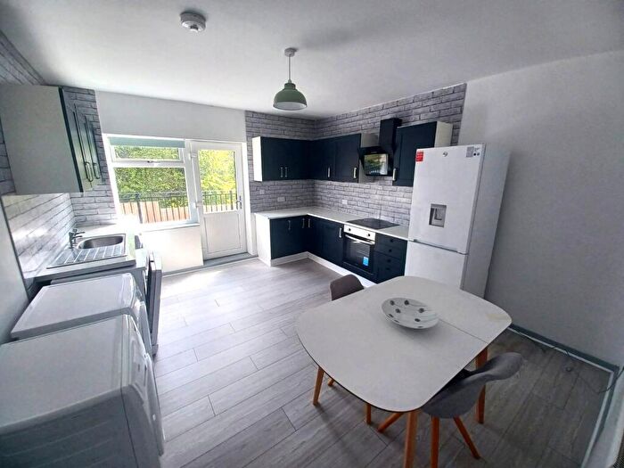 3 Bedroom Flat To Rent In Stainbeck Road, Leeds, West Yorkshire, LS7