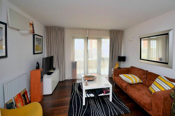 1 Bedroom Flat To Rent In Morton Road, East Canonbury, London, N1