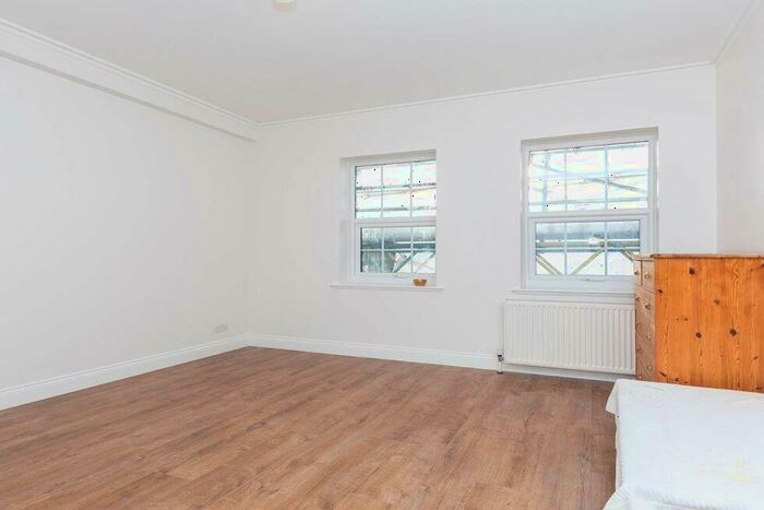 3 Bedroom Flat To Rent In Stanley Gardens, Willesden Green, NW2