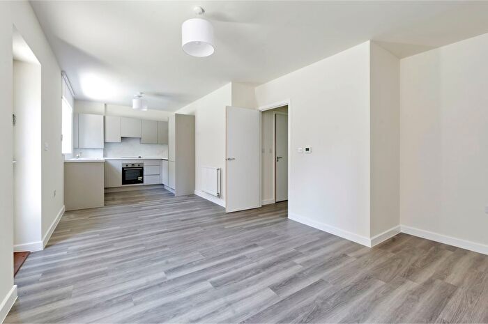 3 Bedroom Flat To Rent In Iris House, Tooting, SW17