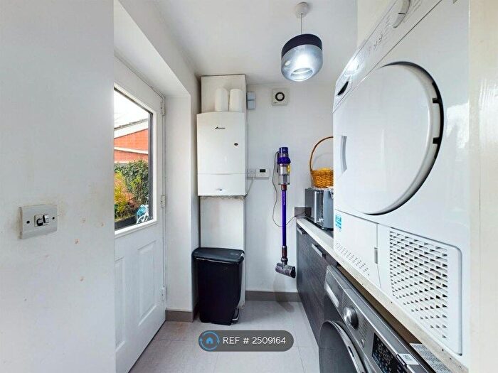 4 Bedroom Semi-Detached House To Rent In Wollaton Road, Nottingham, NG8