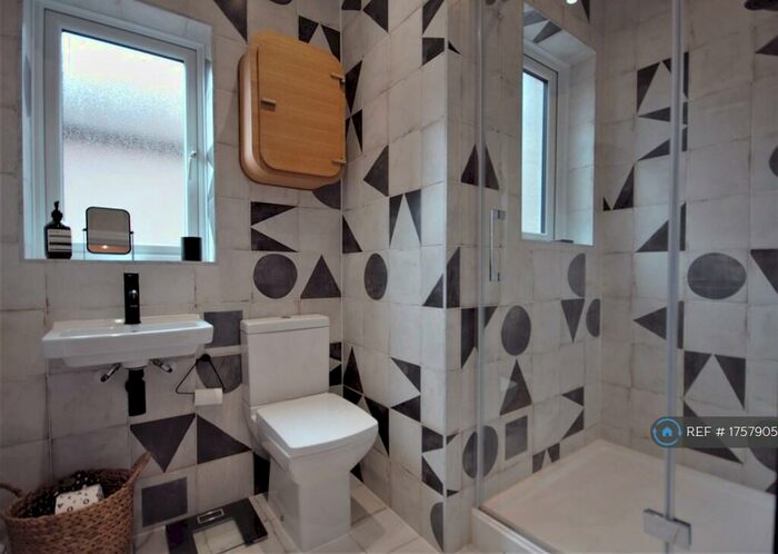 2 Bedroom Flat To Rent In Lea Bridge Road, London, E17