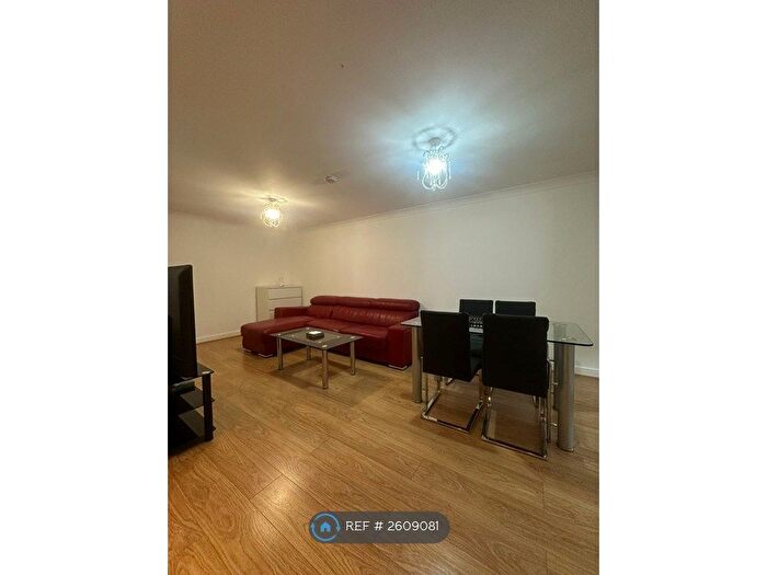 2 Bedroom Flat To Rent In Tramway Court, London, E1