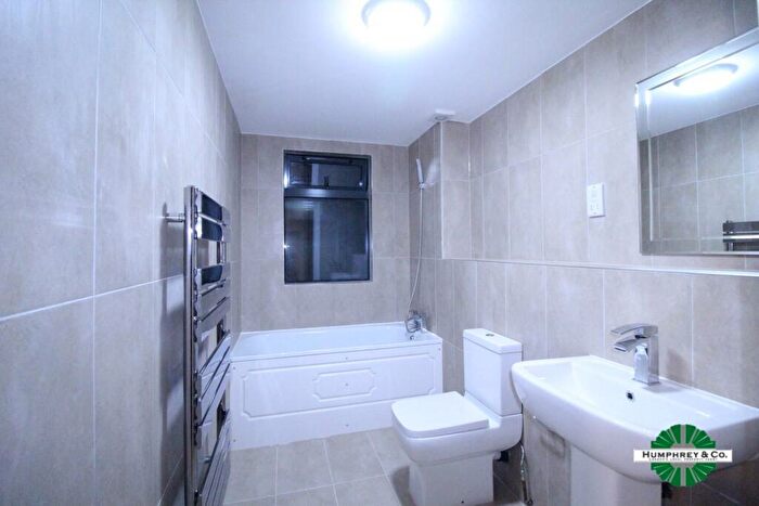 3 Bedroom Flat To Rent In High Road, Ilford, IG1