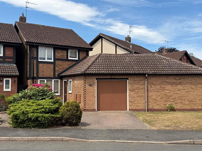 3 Bedroom Link Detached House For Sale In Saumur Way, Warwick, CV34