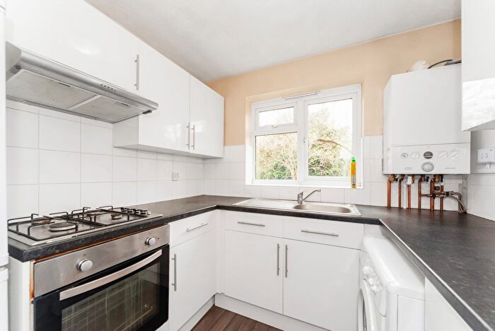 2 Bedroom Flat To Rent In Neville Court, Graces Mews, Southwark, SE5