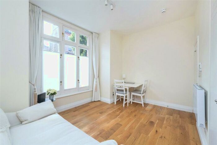 Flat To Rent In Denning Road, Hampstead, NW3