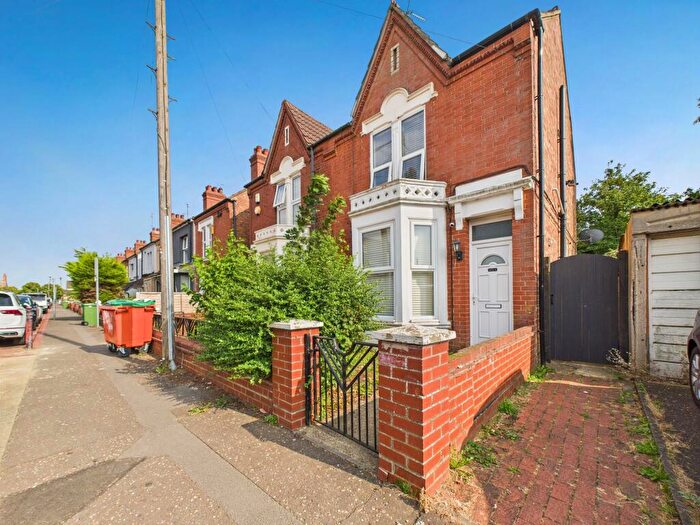 5 Bedroom Semi-Detached House For Sale In Williamson Avenue, Peterborough, PE3