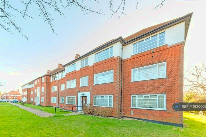 3 Bedroom Flat To Rent In Monarch Court, London, N2