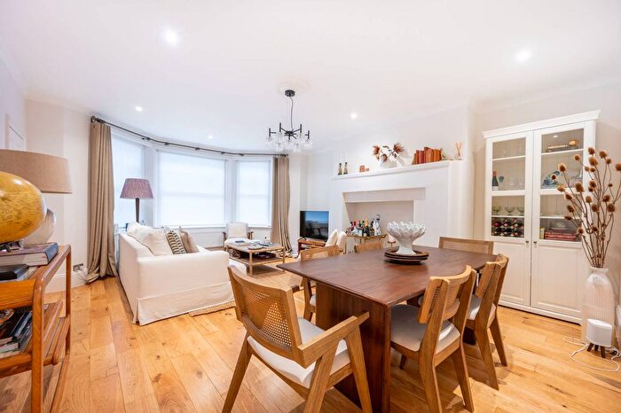 2 Bedroom Flat To Rent In Holland Park Gardens, Holland Park, London, W14