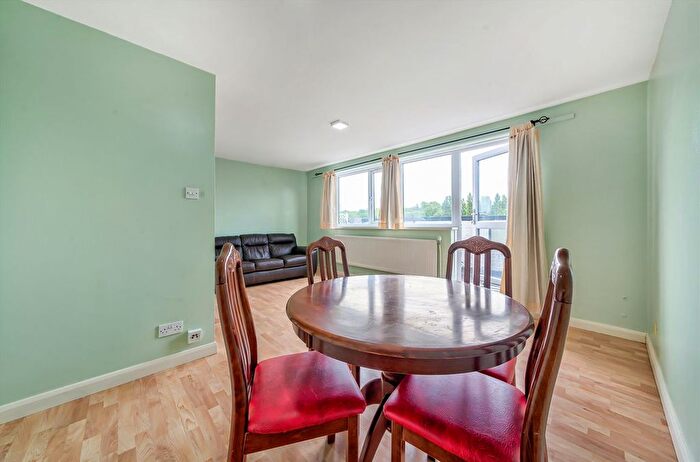2 Bedroom Flat To Rent In Old Farm Road, London, N2