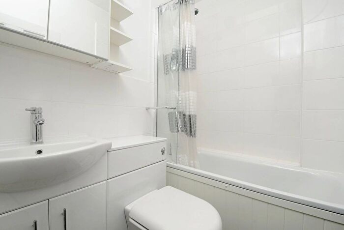 3 Bedroom Flat To Rent In Heythorp Street, Southfields, London, SW18