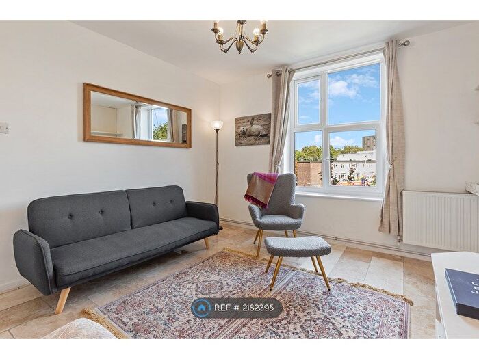 3 Bedroom Flat To Rent In Goldsborough House, London, SW8