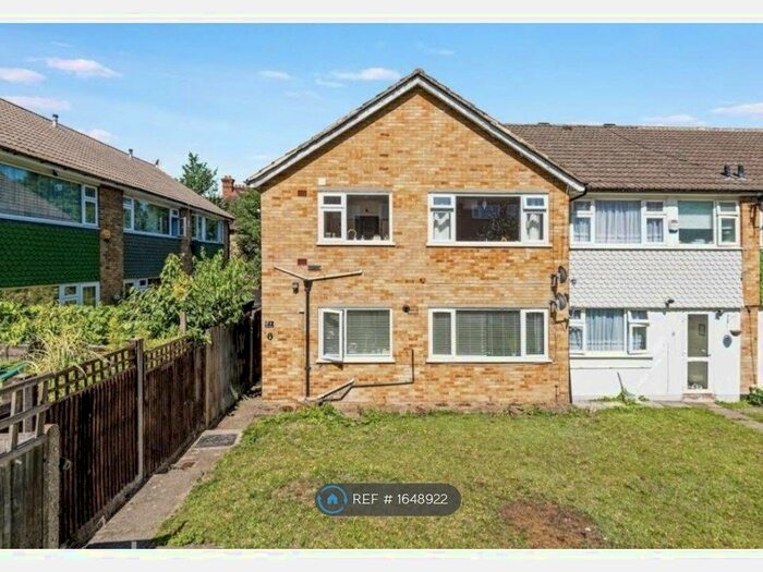 2 Bedroom Maisonette To Rent In The Lawns, Purley, CR8