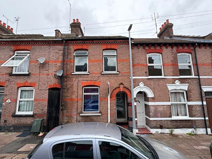 5 Bedroom Terraced House To Rent In Cambridge Street, Luton, LU1