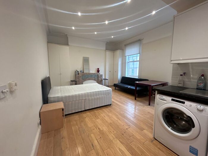 Terraced House To Rent In Second Floor Front, Earls Court Road, London, SW5