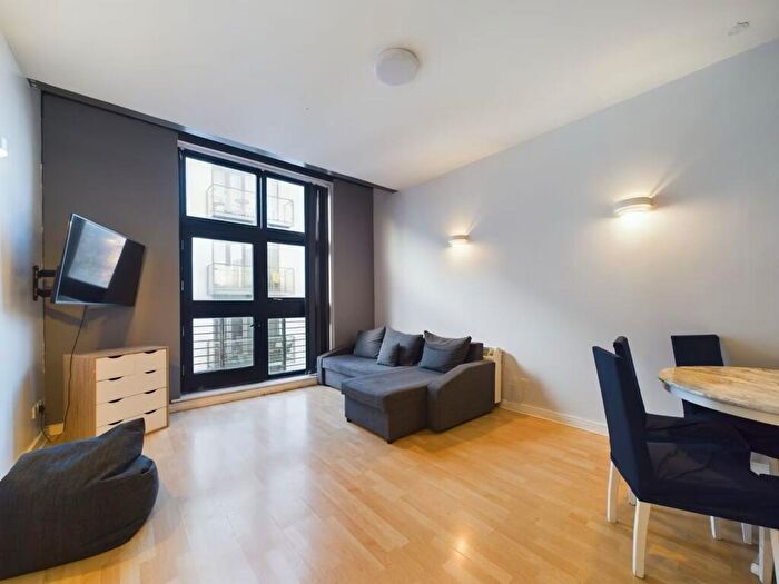 2 Bedroom Flat To Rent In Henry Street, L1