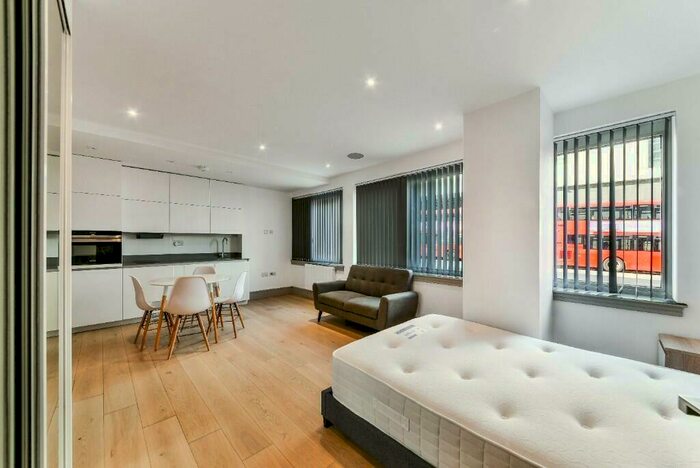 Studio To Rent In Kingsway, High Road, London, N12