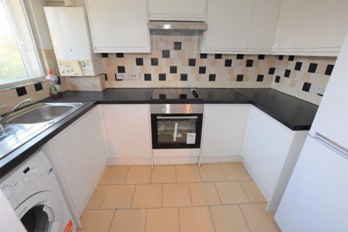 1 Bedroom Flat To Rent In Laburnam Close, Friern Barnet, N11