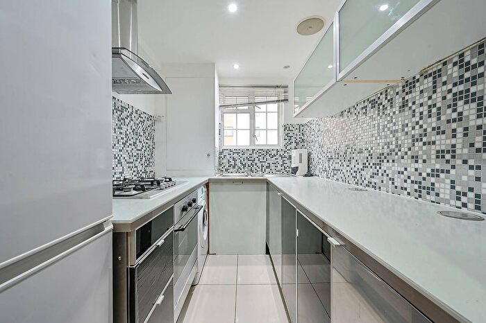 2 Bedroom Flat For Sale In Uxbridge Road, Ealing Broadway, London, W5