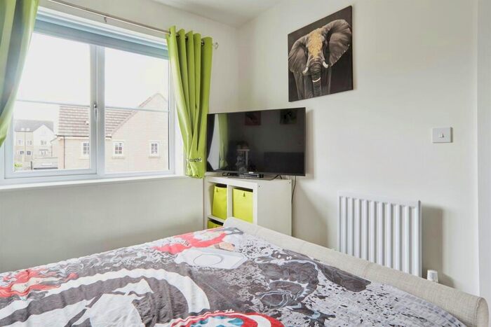 3 Bedroom End Of Terrace House For Sale In Quarry Park, Idle, Bradford, BD10