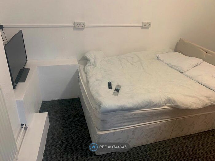 Studio To Rent In Burslem, Stoke-On-Trent, ST6