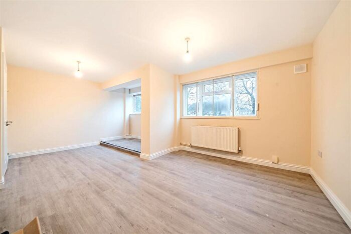 3 Bedroom Flat To Rent In Oakfield Close, New Malden, KT3