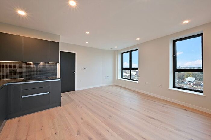 2 Bedroom Flat To Rent In Middle Road, London, W7