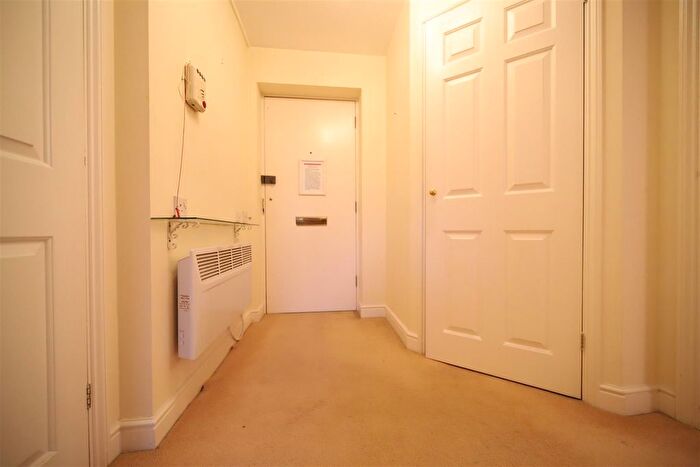 1 Bedroom Flat For Sale In Cockfosters Road, Cockfosters, Barnet, EN4